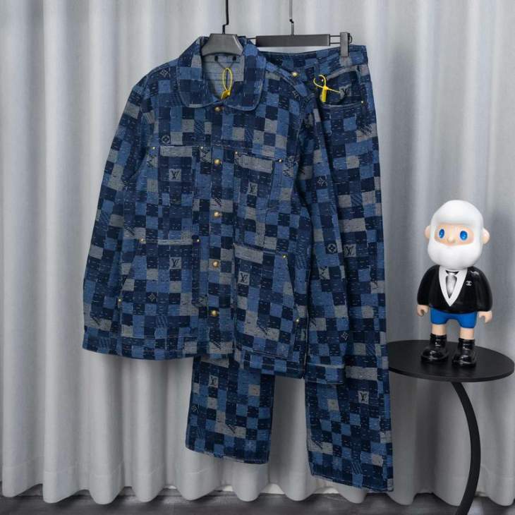 Picture of LV Sweater Suits _SKULVsz46-52sz30-36tltx0441252